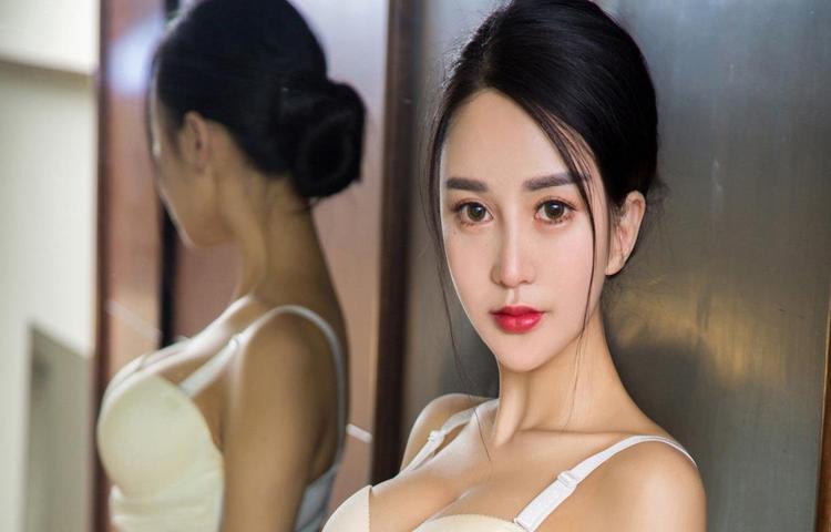 农村妇女采集野生植物